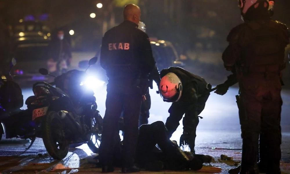 Ανατριχιαστικό βίντεο: Φώναζαν «να πεθάνεις!» στον αιμόφυρτο Ειδικό Φρουρό ενώ τον χτυπούσαν